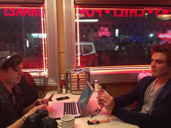 2021.01.27.
@lilireinhart: A 'Riverdale' 4 évvel ezelőtt debütált. És milyen vad utazást éltünk át azóta. Ennek tiszteletére - itt lenne néhány kép 5 évvel ezelőttről, amikor még csak kicsi bébik voltunk, akiknek fogalmuk nem volt, hogy családdá válnak. 
