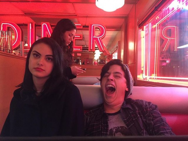 2021.01.27.
@lilireinhart: A 'Riverdale' 4 évvel ezelőtt debütált. És milyen vad utazást éltünk át azóta. Ennek tiszteletére - itt lenne néhány kép 5 évvel ezelőttről, amikor még csak kicsi bébik voltunk, akiknek fogalmuk nem volt, hogy családdá válnak. 
