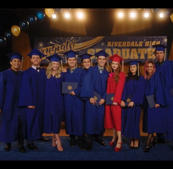 2021.02.03.
@lilireinhart: A banda ma este végre leérettségizik. 🎓 Egy nagyon meghitt, érzelmes epizód annak, aki részt vesz velünk a Riverdale utazáson az első naptól kezdve.
