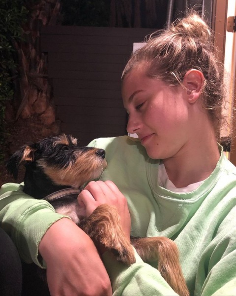 2021.02.12.
@lilireinhart: Egy évvel ezelőtt hazahoztam magammal Milo-t ... és a fenébe, megütöttem a főnyereményt. Az én édes, kicsi mentett kiskutyám egy elképesztő szeretetforrás nekem ebben az évben és alig várom, hogy még több emléket szerezzek ezzel a kis fickóval.

