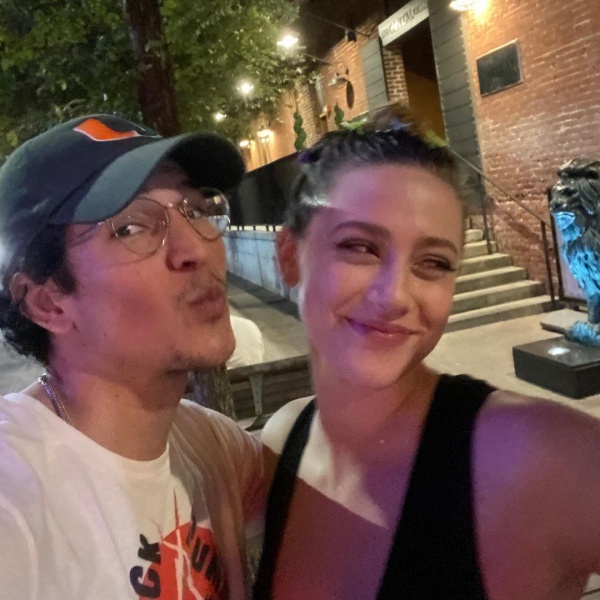 2021.08.08.
@lilireinhart: Hivatalosan is befejeződtek a Plus/Minus forgatásai ❤️ Ezek a gyönyörű emberek olyan fontosak nekem, hogy egy Instagram leírás nem érhet fel hozzájuk. Köszönöm @netflix, hogy engedted nekünk, hogy szerepeljünk és hogy bizalmat szavaztatok nekem és én lehettem a vezető hölgy és az ügyvezető producer. Alig várom, hogy ti is láthassátok, hogy mibe adtuk bele a szívünket/lelkünket idén nyáron.🌸➕➖
