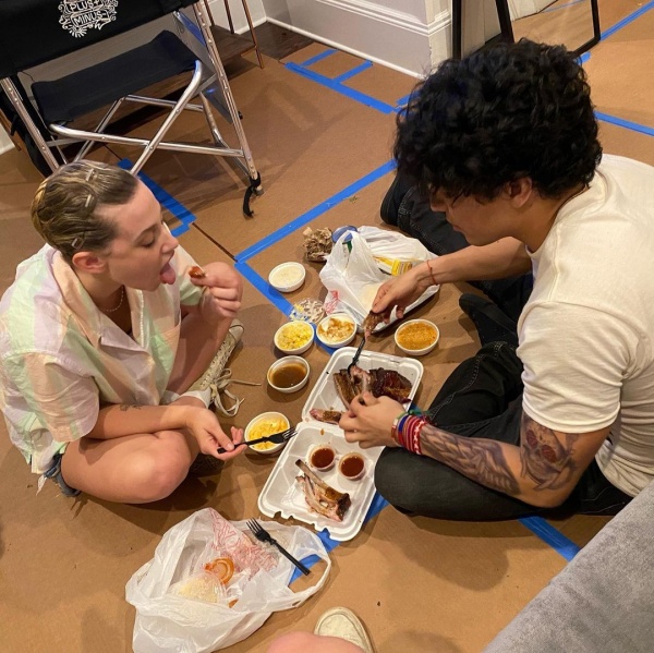 2021.08.08.
@lilireinhart: Hivatalosan is befejeződtek a Plus/Minus forgatásai ❤️ Ezek a gyönyörű emberek olyan fontosak nekem, hogy egy Instagram leírás nem érhet fel hozzájuk. Köszönöm @netflix, hogy engedted nekünk, hogy szerepeljünk és hogy bizalmat szavaztatok nekem és én lehettem a vezető hölgy és az ügyvezető producer. Alig várom, hogy ti is láthassátok, hogy mibe adtuk bele a szívünket/lelkünket idén nyáron.🌸➕➖
