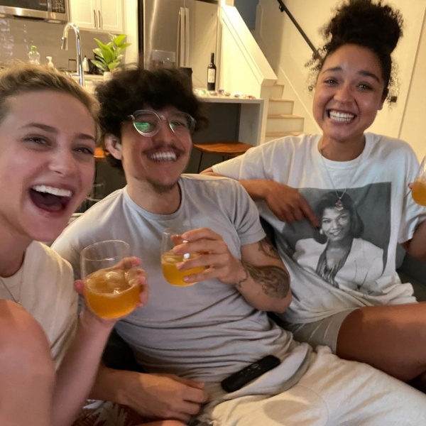 2021.08.08.
@lilireinhart: Hivatalosan is befejeződtek a Plus/Minus forgatásai ❤️ Ezek a gyönyörű emberek olyan fontosak nekem, hogy egy Instagram leírás nem érhet fel hozzájuk. Köszönöm @netflix, hogy engedted nekünk, hogy szerepeljünk és hogy bizalmat szavaztatok nekem és én lehettem a vezető hölgy és az ügyvezető producer. Alig várom, hogy ti is láthassátok, hogy mibe adtuk bele a szívünket/lelkünket idén nyáron.🌸➕➖
