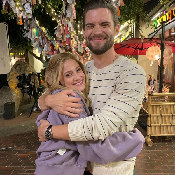 2021.08.08.
@lilireinhart: Hivatalosan is befejeződtek a Plus/Minus forgatásai ❤️ Ezek a gyönyörű emberek olyan fontosak nekem, hogy egy Instagram leírás nem érhet fel hozzájuk. Köszönöm @netflix, hogy engedted nekünk, hogy szerepeljünk és hogy bizalmat szavaztatok nekem és én lehettem a vezető hölgy és az ügyvezető producer. Alig várom, hogy ti is láthassátok, hogy mibe adtuk bele a szívünket/lelkünket idén nyáron.🌸➕➖
