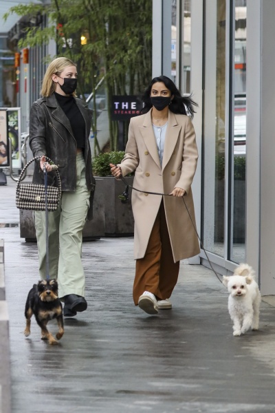 camila-mendes-and-lili-reinhart-xaos335-30012022-29.jpg