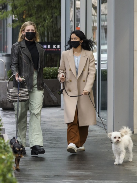 camila-mendes-and-lili-reinhart-xaos335-30012022-8.jpg