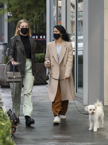 camila-mendes-and-lili-reinhart-xaos335-30012022-9.jpg