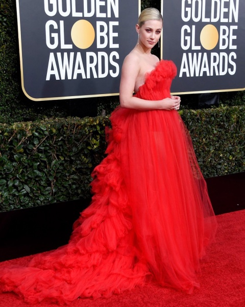 2019.01.06.
@lilireinhart: Már 10 éves korom óta végig akartam vonulni ezen a vörös szőnyegen. Padlót fogtam. Az isten jóságos. #goldenglobes @goldenglobes
