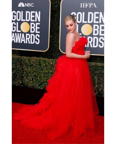 2019.01.06.
@lilireinhart: Már 10 éves korom óta végig akartam vonulni ezen a vörös szőnyegen. Padlót fogtam. Az isten jóságos. #goldenglobes @goldenglobes
