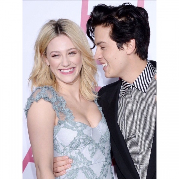 2019.03.08.
@lilireinhart: Annyira izgatott vagyok @colesprouse és @haleyluhoo közös munkájok miatt a filmben! Az elmúlt pár nap elég nehéz volt nekünk... és ez a film úgy hat az emberekre, hogy eszméletlen hálát adsz azért, hogy azokkal lehetsz, akiket szeretsz. Nem tudom eléggé kifejezni azt, hogy mennyire megindított engem ez a film - alig várom, hogy a világ is lássa! 
