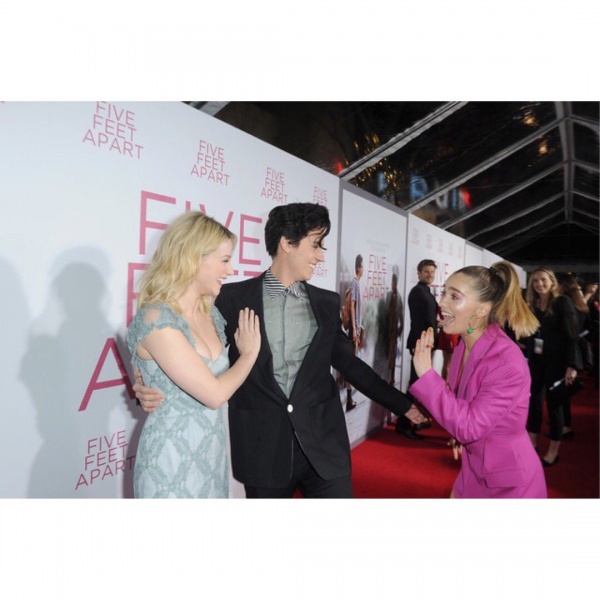 2019.03.08.
@lilireinhart: Annyira izgatott vagyok @colesprouse és @haleyluhoo közös munkájok miatt a filmben! Az elmúlt pár nap elég nehéz volt nekünk... és ez a film úgy hat az emberekre, hogy eszméletlen hálát adsz azért, hogy azokkal lehetsz, akiket szeretsz. Nem tudom eléggé kifejezni azt, hogy mennyire megindított engem ez a film - alig várom, hogy a világ is lássa! 
