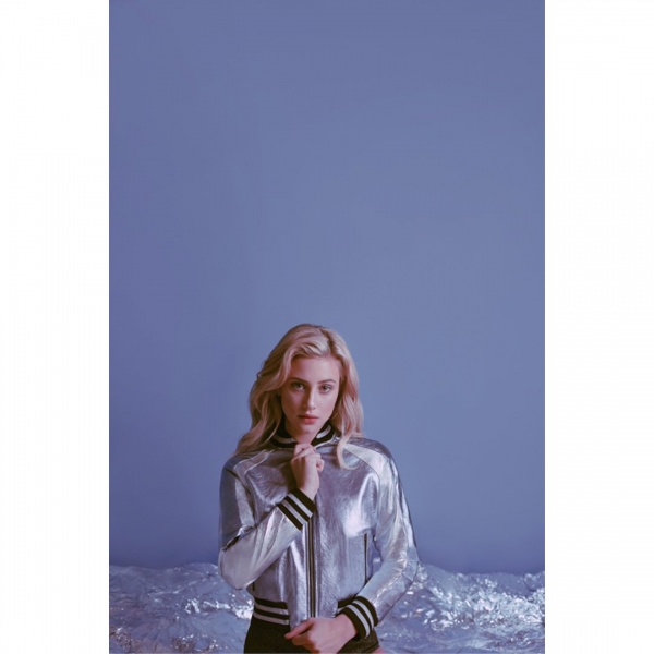 2018.12.04.
@lilireinhart: Engedjétek meg, hogy bemutassam nektek a @themightycompany-t. Elég szerencsés voltam, hogy modellt álljak az új Breakup kollekciójukhoz, ahol az összes bevétel 100%-a az Unchained At Last egyesületnek lesz adományozva, egy nonprofit cég, ami megpróbálja megállítani a kényszer-és gyermekházasságokat és segíti a túlélőknek újraépíteni az életüket. Még ha nem is tudsz venni egy dzsekit, mutathatsz egy kis szeretet a szervezet felé és meggondolhatod, hogy adományozz bármit, amit tudsz
