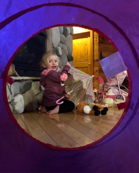 2018.12.26.
@lilireinhart: Boldog karácsonyt mindenkinek! Isten egy gyönyörű családdal és élettel áldott meg engem. Egészen elképesztő, hogy ez a kicsilány mennyi szeretetet és boldogságot hozott az életembe.

