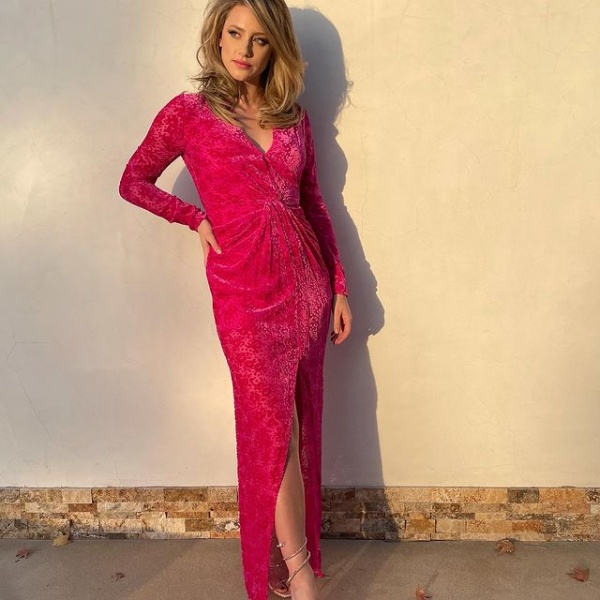 2021.01.02.
@lilireinhart: "Anya, én egy gazdag pasi vagyok."
