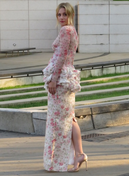 72428969_lili-reinhart_05062018_adddddds_02.jpg