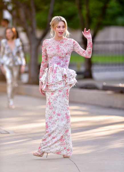 72706074_lili-reinhart-arriving-at-cfda-fashion-awards-2018-011.png