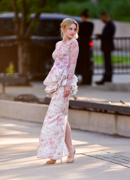 72706177_lili-reinhart-arriving-at-cfda-fashion-awards-2018-012.png