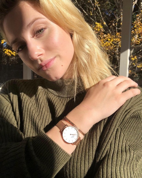 2018.11.23.
@lilireinhart: Amikor gyerek voltam, édesanyám óráit hordtam - ettől erős, fontos és intelligens nőnek éreztem magamat. Örömmel jelentem, hogy még mindig ez az érzés fog el. A Black Friday alkalmával a @danielwellington némelyik kiválasztott termékre 50% kedvezményt ajánl vagy egy ingyenes pántot. További 15% kedvezményért használjátok a LILI15 kuponkódot. Imádom a Classic Petite Melrose órámat és erősen ajánlom minden erős nőnek is.
