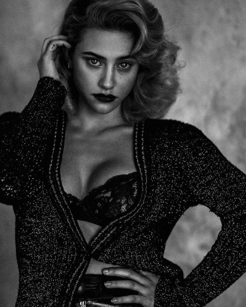 2018.12.13.
@lilireinhart: Jó emlékeztetni az embereket időről időre, hogy Betty Cooper pulóvere alatt egy test lapul @damonbaker
