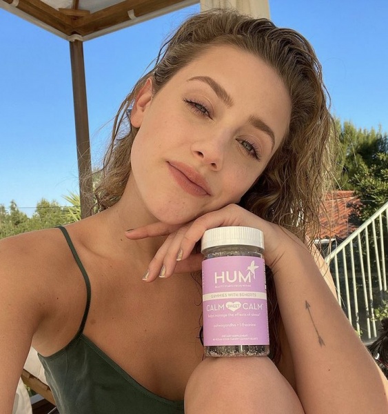 2021.01.12.
@lilireinhart: Mindig fejest ugrok egy új és természetes mód kipróbálásának, ami az egészségemet szolgálja  a @humnutrition-nak már évek óta a rajongója vagyok, így izgatott lettem, hogy kipróbálhatom az új Calm Sweet Calm gumicukrokat. Egy ősi gyógynövényből, az 'Ashwagandha'-ból készültek, ami csökkenti a stresszt és a kortizolszintet. Ezek a (nagyon finomak ) vegán gumimacik állandó kiegészítői lettek a napi rutinomnak, miután észrevehetőek a zen hatásai.
