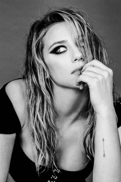 Lili-Reinhart-Self-Assignment-April-2018-lili-reinhart-41446596-700-1050.jpg