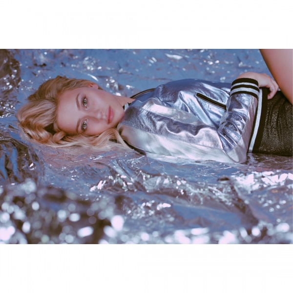 2018.12.04.
@lilireinhart: Engedjétek meg, hogy bemutassam nektek a @themightycompany-t. Elég szerencsés voltam, hogy modellt álljak az új Breakup kollekciójukhoz, ahol az összes bevétel 100%-a az Unchained At Last egyesületnek lesz adományozva, egy nonprofit cég, ami megpróbálja megállítani a kényszer-és gyermekházasságokat és segíti a túlélőknek újraépíteni az életüket. Még ha nem is tudsz venni egy dzsekit, mutathatsz egy kis szeretet a szervezet felé és meggondolhatod, hogy adományozz bármit, amit tudsz
