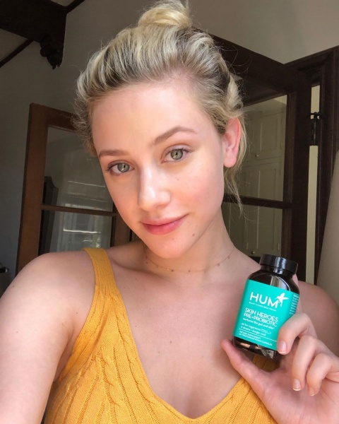 2019.06.06.
@lilireinhart: Körülbelül egy hónappal ezelőtt a bőröm teljesen kikészült a sok utazástól, az időjárás változásoktól és a stressztől. Elkezdtem szedni a @humnutrition’s Skin Heroes pre+probiotikumos kiegészítőit, ami úgy működik, hogy egyensúlyt teremt a belekben jó baktériumokkal. Örömmel jelenthetem ki, hogy a bőröm ismét szuper állapotban van ennek a márkának köszönhetően, amit 15 éves korom óta ismerek és használok. ☀️ Bónusz: A HUM vegán és vegetáriánusbarát! #startwithin
