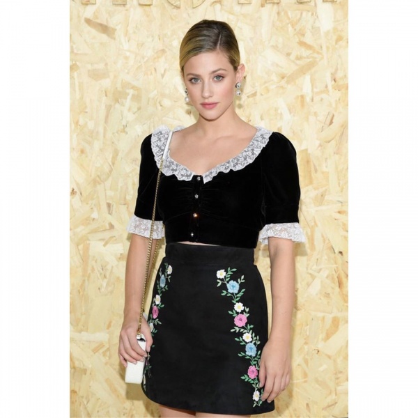 2019.10.01.
@lilireinhart: Ilyen amikor egy francia szobalány találkozik egy viktoriánus holland lánnyal. Hálás vagyok, hogy meghívást kaptam erre az elképesztő show-ra, köszönöm a meghívást #miumiu 🌷
