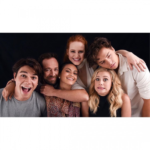 2019.10.09.
@lilireinhart: A mai epizód és az összes hátralévő epizód a maratonunk alatt, mind Luke-nak van dedikálva. Szeretjük, tiszteljük, dédelgetjük az emlékét minden egyes nap. Csak azt szeretném, ha itt lenne és látná, hogy mennyi életre volt hatással a boldogságával és nevetésével. Tudom, hogy fentről figyel. Szeretünk, Luke. 
