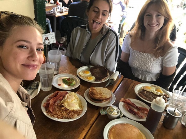 2019.11.05.
@lilireinhart: A három fő indok, hogy ilyen gyakran visszatérek Los Angelesbe: a 2 legjobb barátom és a kaja miatt. A @AmericanExpress Zöld Kártyámmal 3x több pontot szerezhetek az utazások során beleértve a telekocsikat és az éttermeket is világszerte. (Beleértve az utazásom LA-be, a telekocsis szolgáltatáskat és a reggelimet a kedvenc étkezdémben). Hálás vagyok, hogy vannak szabad hétvégéim, amikor láthatom a barátaimat, de az, hogy még jutalmat is kapok érte, az hab a tortán. 
