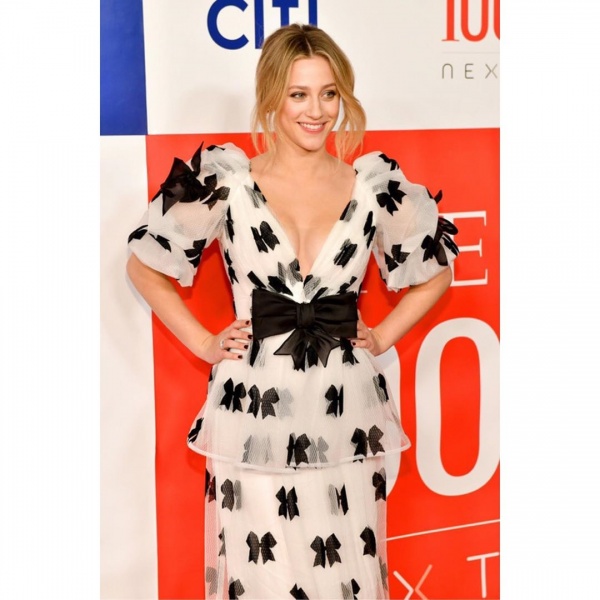 2019.11.15.
@lilireinhart: Egy életreszóló megtiszteltetés. Nagyon köszönöm @time, hogy meghívtatok a 2019-es #time100next listájára. Sosem gondoltam volna, hogy ilyen pozícióban leszek, amiben most vagyok, ahol az emberek ilyen nyiltan reagálnak a mentális egészségükről és test elfogadásukról. Végtelenül hálás vagyok mindazoknak, akik szurkoltak nekem az elmúlt években.
