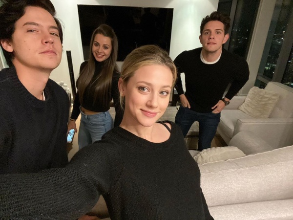 2019.11.26.
@lilireinhart: Fekete pulóver + farmerklub, nem vagy meghívva.
