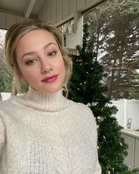 2019.12.24.
@lilireinhart: Bogyós színű ajkak az ünnepekre  🍇 #COVERGIRLMADE (@covergirl A használt termékek: ultra fine szemöldökceruza, 'high roller' rúzs, exhibitionist szempillaspirál, trublend serving arcpaletta és 'candylicious' szájfény.)
