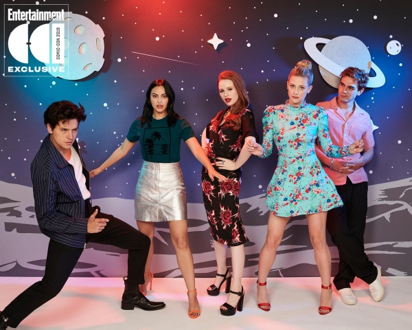 riverdale-cast-protrait-for-ew-2019-san-diego-comic-con-001.jpg
